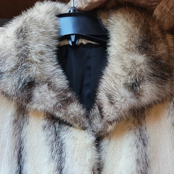 Luxurious Vintage Long Mink Fur Coat - Picture 4 of 6